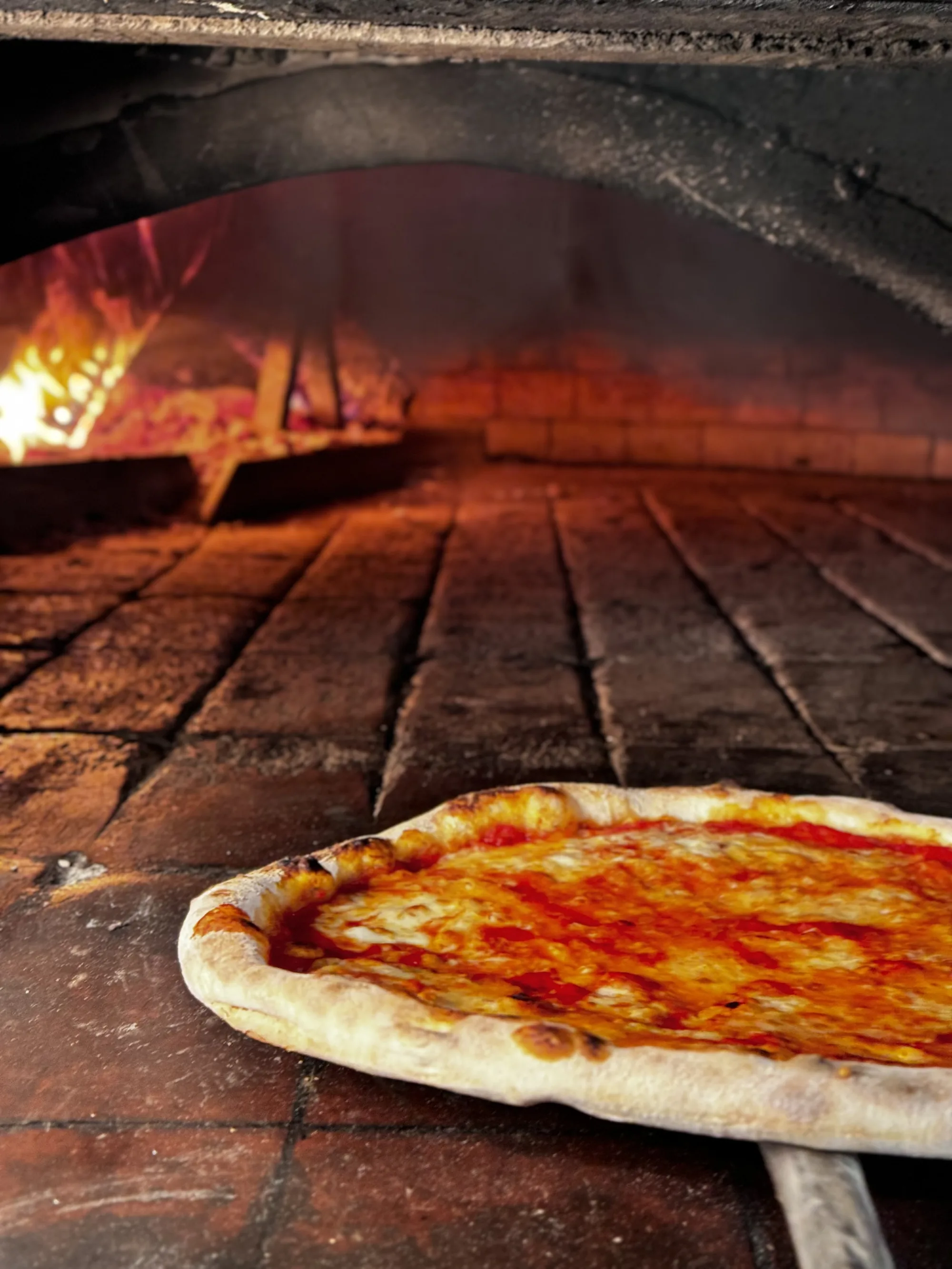Il forno a legna acceso di Estebar, dove tutto è iniziato nel 1975