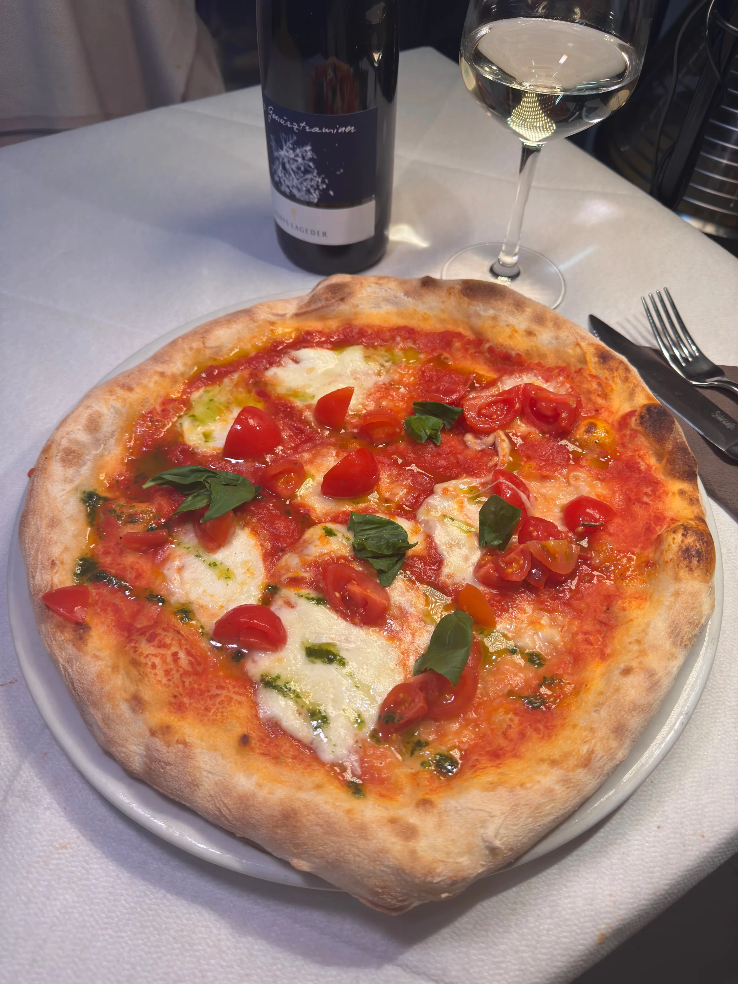 Pizza con pomodorini freschi, basilico e mozzarella - Estebar Ferrara